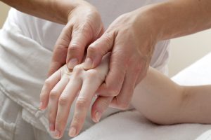 指の伸筋腱脱臼とは 症状と治療法をスポーツドクターが解説 歌島大輔 オフィシャルサイト